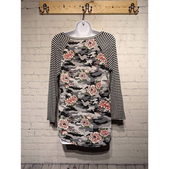 Absolutely Famous stretchy tshirt size medium - Picture 3 of 3